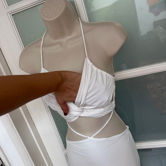 Elegant White Strappy Dress - Picture 5 of 9